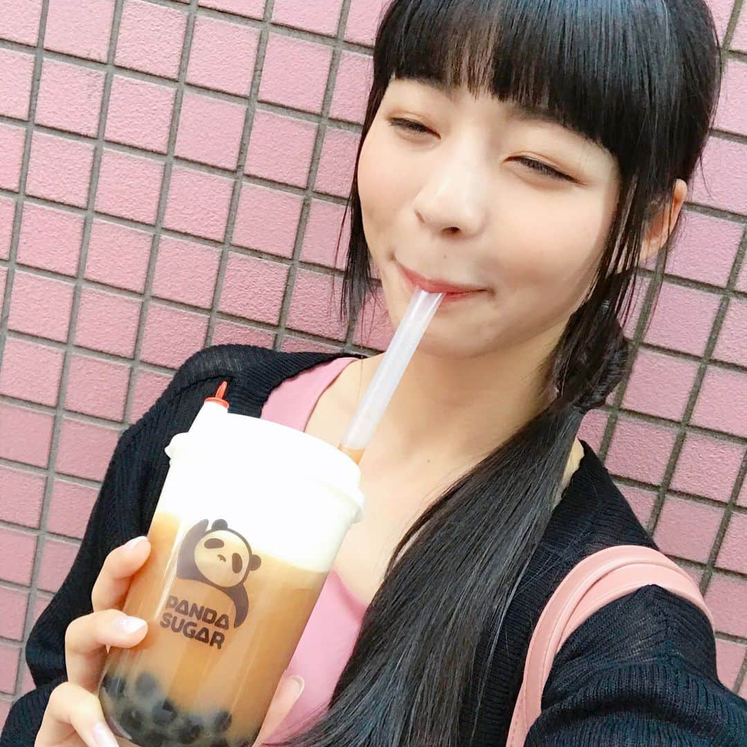 寺嶋由芙さんのインスタグラム写真 - (寺嶋由芙Instagram)「パンダのタピオカ屋さんができたんだよ！？！？めちゃかわすぎる！！！ ・ タピオカ自体は、好きだけどそんなにハマってはなくて(カフェラテ過激派)、ひとりの時に買うことってあんまないんだけど、これは絶対に！逃しては！いけないやーつ！！！と思って買いました、入れ物かわいくてうれしー！ ・ でも種類がいっぱいあってよくわからなくて、当てずっぽうで頼んだら茶色っぽい飲み物でパンダがあんまり見えなかった(´:ω:｀)次回はもっと白っぽい飲み物を頼もう(`°ω°´) #日々反省 ・ #pandasugar #タピオカ #タピる #タピらず #タピります #タピる #タピるとき #タピれば #タピれ #タピオカ巡り #流行り物 #パンダ #大熊猫 #可愛」5月24日 17時38分 - yufu_terashima