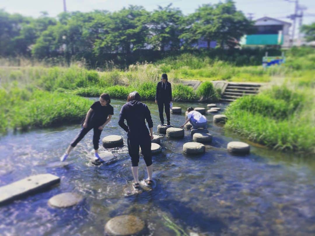 山中崇史のインスタグラム：「本日は会津若松市、会津風雅堂での公演。空いた時間に川遊び。 #扉座 #芝居  #新浄瑠璃百鬼丸  #会津若松市 #会津風雅堂  #風雅堂」