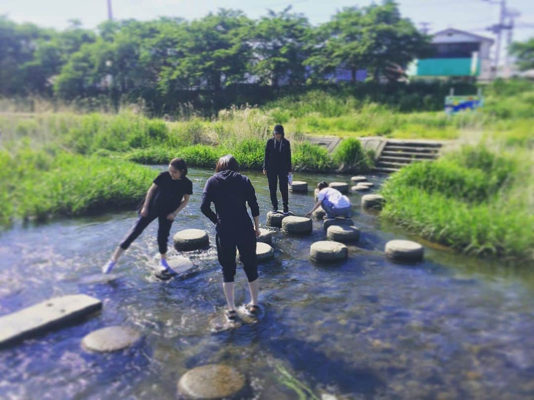 山中崇史さんのインスタグラム写真 - (山中崇史Instagram)「本日は会津若松市、会津風雅堂での公演。空いた時間に川遊び。 #扉座 #芝居  #新浄瑠璃百鬼丸  #会津若松市 #会津風雅堂  #風雅堂」5月24日 17時38分 - yamanaka_takac