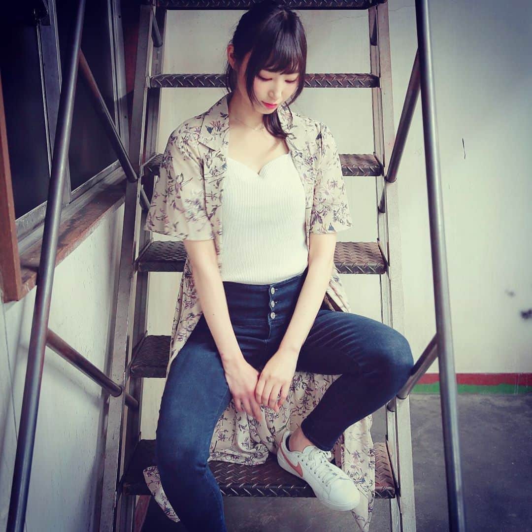 雪乃しほりのインスタグラム：「信号待ちしてたら隣にいた人が自分と同じ服着てて気まづくて早歩きして駅に着いてエレベーター乗ったらその人も滑り込みでエレベーターに入ってお互い『あっ…』ってなって気まづくて乗る電車も降りる駅も一緒だったから多分きっと仲良しなんだと思う( ˙꒳​˙ )  #偶然  #同じ服  #気まづい」