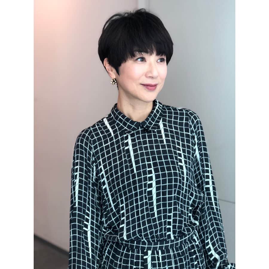 黒田知永子さんのインスタグラム写真 - (黒田知永子Instagram)「今日の衣装☺︎ ワンピースとスニーカー👗👟 あまりに楽だし、今の気分なのでスニーカーを気を良くして購入してたら、玄関が何人家族なん？という状態に。嵩張るし下駄箱に収まりきらない😭😭😭 反省中⤵︎ #ゴゴスマ #スニーカー  nike #ワンピース gucci #黒田知永子  #chiekokuroda」5月24日 17時33分 - kuroda_chieko