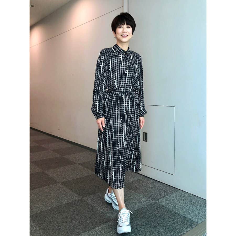 黒田知永子さんのインスタグラム写真 - (黒田知永子Instagram)「今日の衣装☺︎ ワンピースとスニーカー👗👟 あまりに楽だし、今の気分なのでスニーカーを気を良くして購入してたら、玄関が何人家族なん？という状態に。嵩張るし下駄箱に収まりきらない😭😭😭 反省中⤵︎ #ゴゴスマ #スニーカー  nike #ワンピース gucci #黒田知永子  #chiekokuroda」5月24日 17時33分 - kuroda_chieko