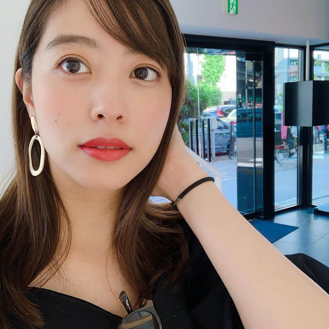 佐藤あやさんのインスタグラム写真 - (佐藤あやInstagram)「今日は江原道さんのサロンでエステを受けてきました。 . . もう最っっっっっ高だった😭✨ 沢山のアイテムを惜しげもなく塗りたくってくれて、頭の中で彦摩呂さんが 「美容成分のミルフィーユや〜🤗」 と叫んでおりました。（笑） . パックも何種類やってた？？ってくらい何度もやってた気がする😂 . マッサージはgo to heaven系と指圧系とリンパ流す系と骨格矯正系のミックスでこれがほんと良かった✨  終わった後、肌プルプルなのはもちろんだけどフェイスラインもスッキリしててびっくり！ . エステ後は江原道さんの製品でフルメイクもやってもらいました💕 これ、お願いしたら誰でもやってくれるみたい！😳✨ . リップの色が可愛すぎた💋 他にも気になるアイテムたくさんあるからまた紹介します🥰 #kohgendo#beauty#aesthetic#cosmetics#makeup#江原道#コスメ#エステ#メイク#ふぁの感動シリーズ」5月24日 17時42分 - faafa8