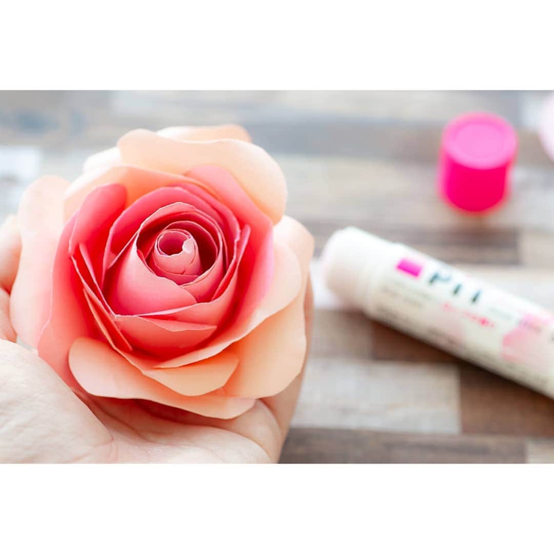 トンボ鉛筆さんのインスタグラム写真 - (トンボ鉛筆Instagram)「バラの季節！いろいろなローズガーデンでも、たくさんのバラが咲いているみたいです。 おうちでもバラ色な日々（？）を楽しみたいなと、画用紙で作ってみました✨ スティックのり「ピットハイパワーアロマ」のローズを使うと、ほのかなバラの香りも楽しみながらの時間になります🌹  作り方を簡単に！ ①花びらの形に画用紙を23枚切る（濃い色と薄い色2色で作るとバラに立体感が出ます） ②土台用の五角形を５枚切る ③３枚の花びらを貼り合わせ、細く巻いて貼る ④５枚の花びらを土台に貼り、③の周りに巻いていく ⑤これを４周する  花びらの真ん中寄りを濃い色にする&外側にいくほど広げて貼ると、立体的に仕上がります。 花びらにカールを付けるのものおすすめです🌹 . . . #トンボ鉛筆 #文房具 #文具 #文具好き #文房具好きな人と繋がりたい #ぶんぼうぐ #文房具好き #文具好きさんと繋がりたい #勉強垢 #勉強アカウント #大人の勉強垢 #筆箱の中身 #勉強 #instastudy  #stationerylovers #stationeryaddict #stationerylove #pink #ぴんく #pinkaddict #roses #rose #papercrafts #papercraft #papercrafting #pit #ピット #ピットハイパワー」5月24日 17時43分 - tombowpencil