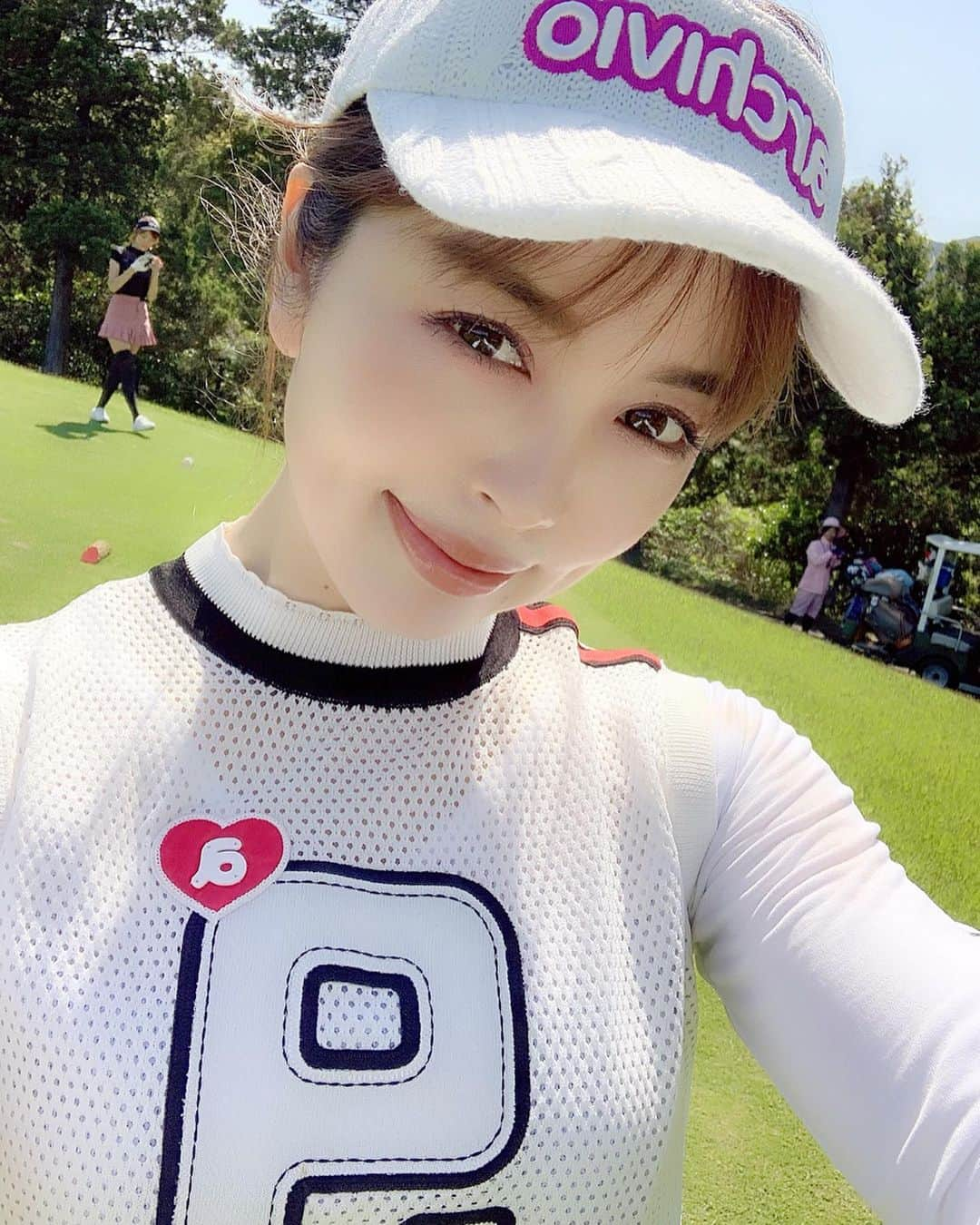 板橋瑠美さんのインスタグラム写真 - (板橋瑠美Instagram)「昨日は人生2回目のコース💜⛳️ ・ 2回目もありがたいことに宍戸ヒルズでplay♡ ・ ・ ここ、宍戸ヒルズは、 ・ 第20回記念大会 「日本ゴルフツアー選手権」  日本3大メジャーのひとつである大きな大会の会場♡！ ・ ラフも10cm近く生えててプロ仕様に難しくなってたー！！ ・ ・ そんな大会にお気軽に観戦にお越しいただけるように、 ・ 六本木ヒルズ・東京駅から 往復バス送迎＋チケット付き✨ ・ 大好評の「観戦バスツアー」があるんだってーー❤️！！ ・ ・ 私達も最終日は全員会場に居ます◟̊◞̊ ◟́◞̀ ◟̆◞̆ ・ チケットの詳細などは、swipeして２枚目３枚目に記載があります！ ・ 是非チェックしてねっ❤️ @japangolftour #日本ゴルフツアー選手権SNSアンバサダー」5月24日 17時43分 - rumi_official_0616