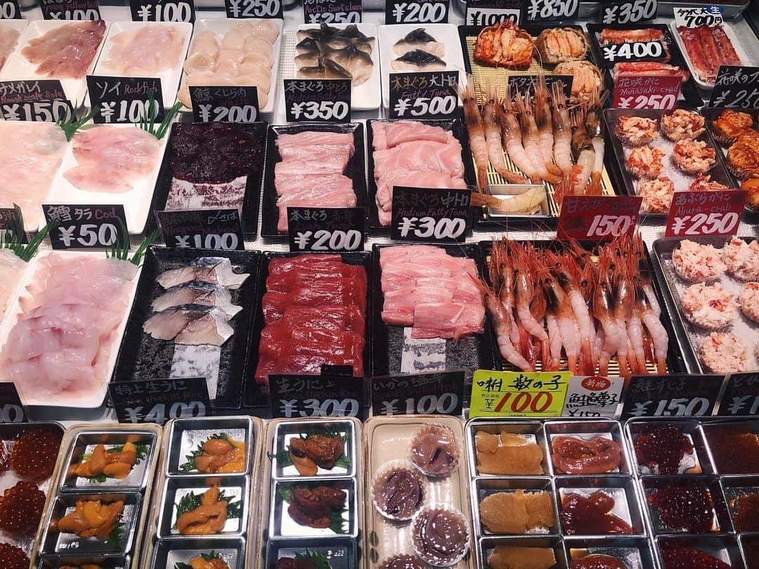 永田レイナさんのインスタグラム写真 - (永田レイナInstagram)「北海道取材に来ています！ 今回は初めての釧路・帯広エリア。 . まずは“北のシーフードパラダイス” 釧路漁港近くにある【和商市場】にて 「勝手丼」盛り体験をしてきました！ ご飯を買って、その上に好きな海鮮を乗せて、 自分好みの“オリジナル海鮮丼”を作れるんです。 なんて贅沢… 新鮮で美味しくて比較的リーズナブル。 まさに“おさかな天国”でした🐟 . #zipfm #JAL #ぶらすた #釧路 #和商市場 #勝手丼 #北海道 #おさかな天国 #海鮮 #kushiro #hokkaido #japan #seafood」5月24日 17時43分 - reina_nagata