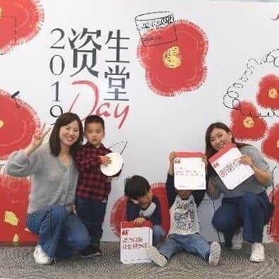 資生堂 Shiseido Group Shiseido Group Official Instagramさんのインスタグラム写真 - (資生堂 Shiseido Group Shiseido Group Official InstagramInstagram)「Shiseido China celebrated their annual Shiseido Day by inviting their families to events held simultaneously in Beijing and Shanghai. Employees were given our appreciation for their great work everyday, and we were able to provide an enjoyable experience to their loved ones through recycling cosmetics to create paints for an art session, as well as give a taste of our corporate culture. “People First” is part of OUR DNA, and we will continue to value the talent that supports our company.  #Shiseido #ShiseidoChina #PeopleFirst #资生堂 #資生堂」5月24日 17時45分 - shiseido_corp