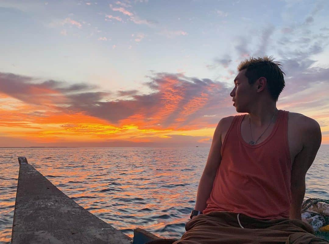 ジョーブログさんのインスタグラム写真 - (ジョーブログInstagram)「旅で見る夕日は一段と綺麗や。  #空を見上げれる時間の余裕を #30時間ボートの上で海上生活 #フィリピン #セブ #人生散らかそうぜ  #旅動画フィリピン編見てな #ジョーブログ」5月24日 17時54分 - joeanddream