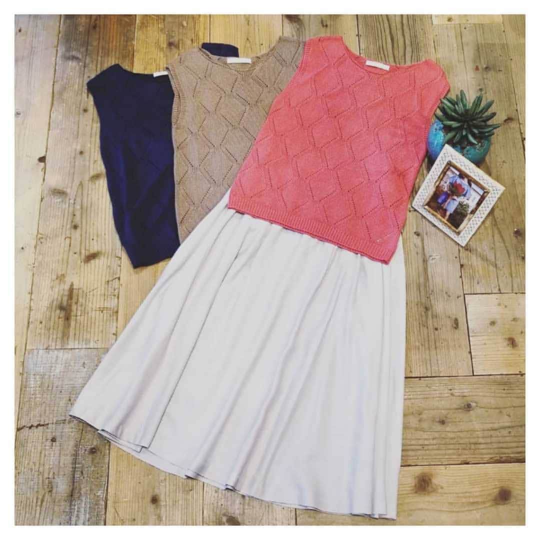 furryrate officialのインスタグラム：「【2019 summer collection】 ▶knit #ダイヤ柄ノースリニット No.43588118 モカ/ネイビー/ピンク ¥6,372- . . . #furryrate #furry #リネン #knit #サマーニット #ノースリーブ #ダイヤ柄 #麻 #ファーリーレート #ファーリー #夏コーデ」