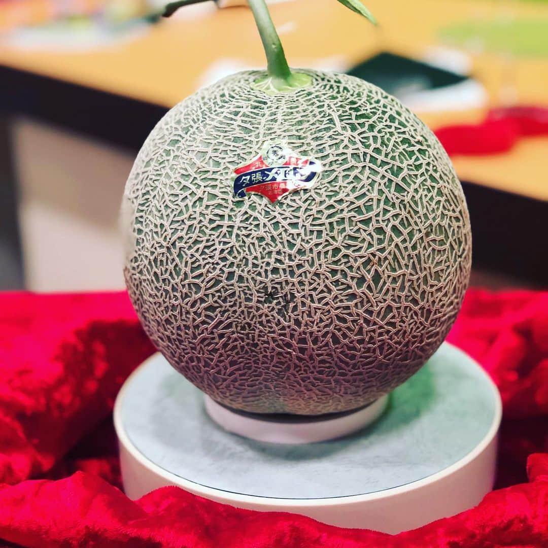 のインスタグラム：「‪な、な、なんと！‬ ‪今日行われた #夕張メロン の初セリ🍈‬ ‪史上最高額の2玉500万円の夕張メロンの1玉がスタジオに！‬ ‪1玉250万円✨落とさないように気をつけます💦 今後札幌ドームなどで展示された後、完熟メロンの成分を研究するために使われるとのことです。‬ ‪#uhb‬ ‪#みんテレ‬」