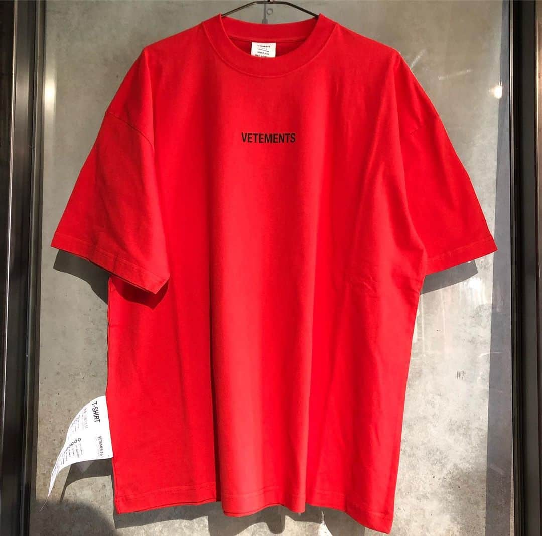 AYINさんのインスタグラム写真 - (AYINInstagram)「・ ・ ・ New arrival✔️ 19aw @vetements_official・ ・ ・ ・ available at store✔️ ・ ・ ・ #vetements #ayin #19aw #tee」5月24日 18時04分 - ayin_japan