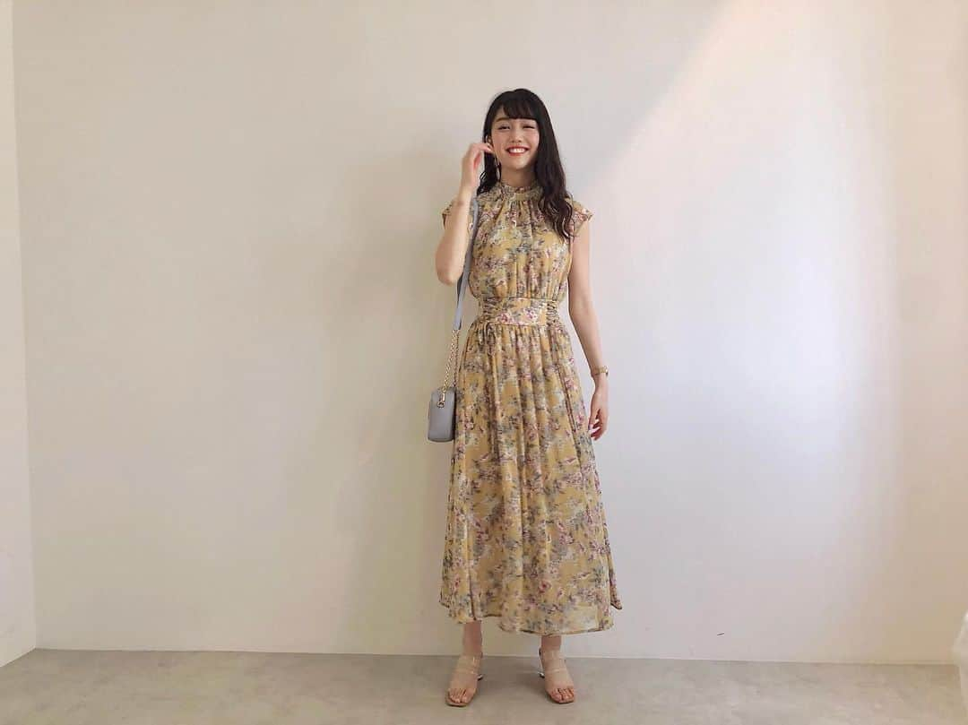 松川菜々花さんのインスタグラム写真 - (松川菜々花Instagram)「おにゅーワンピの紹介👗 ・ ・ @eclin_official のワンピ👗 花柄ロングでウエストにあるリボンで引き締まって見えるの🎀 素材的にも暑い時にサラッと着れて良き！！ ・ ・ 靴はずっと欲しかった @snidel_official のクリアサンダル👡 コルク素材でヒールの部分もクリアになってて涼しく見えるし履きやすいし好きなんだ♡ ・ ・ 2枚目からの失敗写真からの4枚目まで見てね笑笑 ・ ・ #ななコーデ #スナイデル #ワンピ #ワンピース #ロングワンピ #エクラン #eclin #ファッション #夏コーデ #楽コーデ #黄色ワンピ #クリアサンダル #コルクサンダル #今日のコーデ」5月24日 18時04分 - matsukawa__nanaka