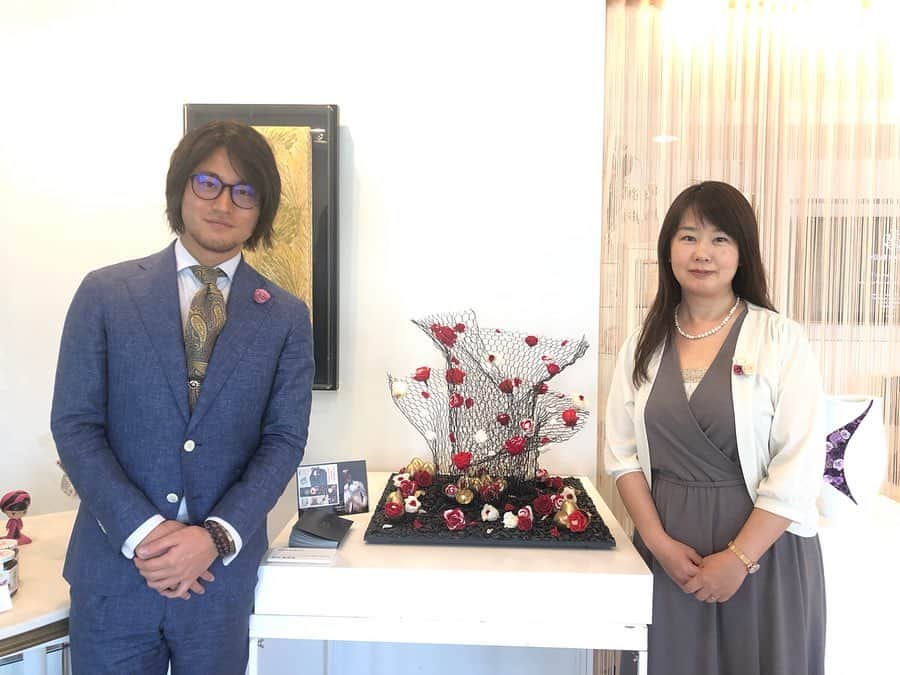 のインスタグラム：「RYOMA TOKYO FLOWERSの 創造から約3年。  ついに、飛躍の時です。 @ryomatokyoflowers  #ryomatokyoflowers #ryomaflowers #本物のバラ #枯れないバラ #バラ #フラワーピン #ラペルピン #ブローチ #フラワーファッションブランド #オーダーメイドスーツ #RYOMATOKYO #経営者の着こなし」