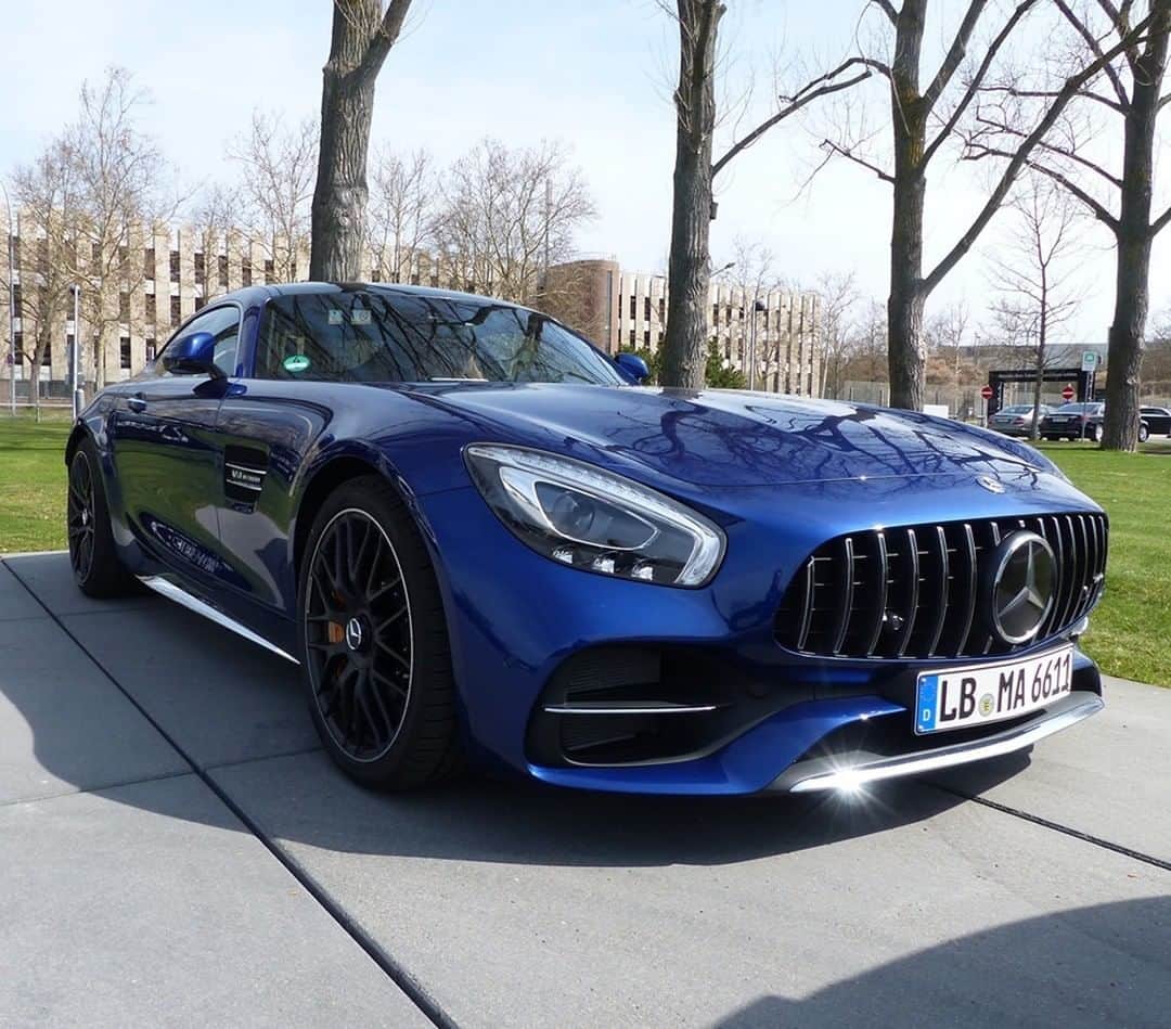 Mercedes AMGさんのインスタグラム写真 - (Mercedes AMGInstagram)「[Mercedes-AMG GT C Coupé | Fuel consumption combined: 12.4 l/100km | CO2 emissions combined: 284 g/km]  Love at first sight! The long, wide bonnet and AMG-specific grille make an immediate impression.💙 Photo: @mbkundencenter  #MercedesAMG #AMGGTFAMILY #GTC #DrivingPerformance」5月24日 18時00分 - mercedesamg