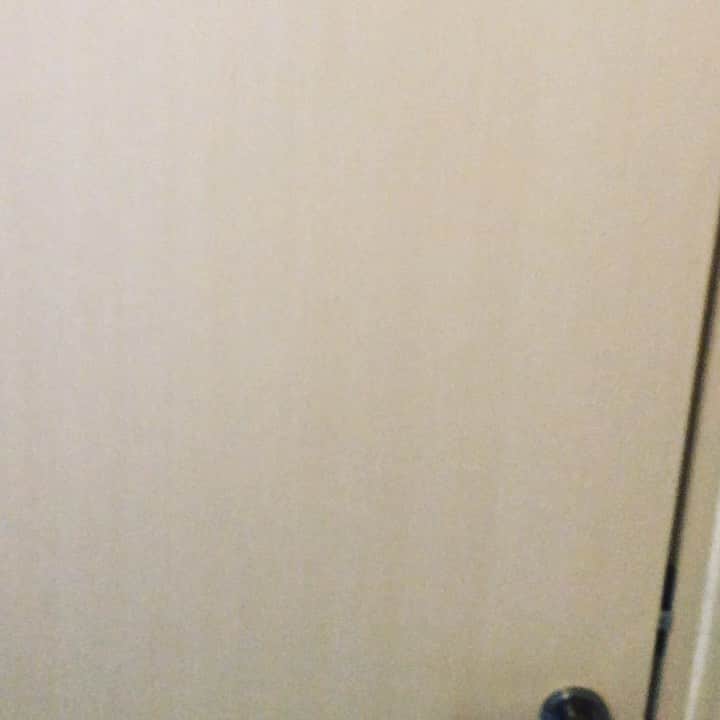 上中丈弥のインスタグラム：「朝柔術、打ち込みを重点的に。楽しい時間でした。師匠ありがとうございました。ビックリさせてごめんなさい😂 若松のガキんちょが悪いんです（笑）  そしてリハーサル。週末の奈良での野外用。もう準備もバッテリーもビンビンだぜ。笑顔と涙を吐き出して良い1日にしよう⚡︎ SNS見てて悲しくなると言うか、虚しくなる時ありません？ 世の中に毒撒き散らすほど暇じゃないし、そんなのに時間使いたくない。それぞれ責任背負って家庭背負ってボロボロやけど、それでも「明日もがんばっぺー」と言える人になりたいなと僕は思う。綺麗事だと言われようが、感謝と愛を伝えた方がよっぽど生きてて良かったって思えるわ。いつまで生きれるか分からないのに22年もバンドやらせてもらってな飯食わせてもらってるんやから、僕はそうありたい。  本日も出会った皆様我が師匠。  #tribetokyomma  #bjj #柔術 #mma #バンドマン #出会った皆様我が師匠  #イナ戦 #イナズマ戦隊」