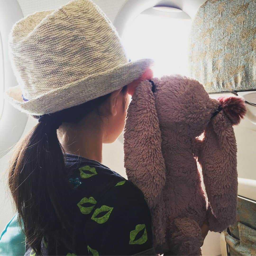 高岡早紀 さんのインスタグラム写真 - (高岡早紀 Instagram)「Off。 娘とふたり旅。。 どれくらいぶりかしら… 着陸前、外を眺めるふたりの姿… なんとも愛おしい。。。 #娘とふたり旅」5月24日 18時01分 - saki_takaoka