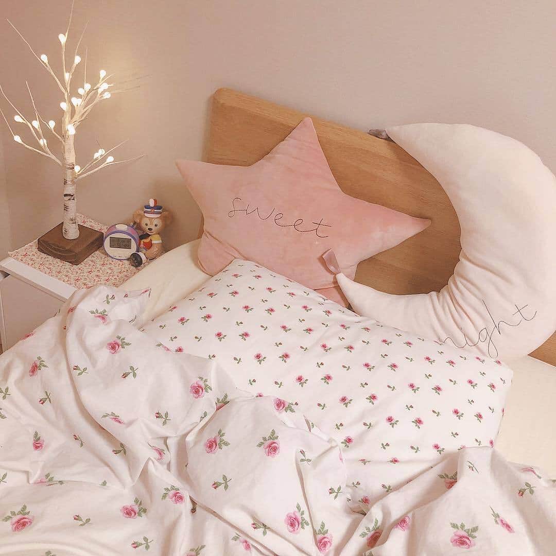 のインスタグラム：「. 可愛いお部屋作りのヒントは「ベッド周り」にあるんです♡小花柄のベッドカバーに新調し、フォルムがキュートなクッションなどを置けばガーリーな雰囲気に♩小花柄のベッドカバーはIKEA（イケア）で探せるそうなので、ぜひcheckしてみてくださいね。 . MERYでは他にも「かわいい」に近づくさまざまな情報を発信しています。 @mery.beauty コスメ・美容に特化した情報をお届け♡ @mery_spot 話題のカフェやお出かけスポットをご紹介！ こちらもぜひチェックしてみてください！ . . photo by @___358moi_yuu . #MERY #ikea #instagram #room #myroom #bed #pinkroom #girlyroom #お部屋作り #マイルーム #ベッドルーム #ベッドカバー #シーツ #花柄 #クッション #ピンクルーム #イケア #インテリア #ガーリー #雑貨 #花柄 #ピンク部屋 #可愛いもの好きな人と繋がりたい #可愛いものが好き #ピンク好きな人と繋がりたい #ピンク好き #お洒落 #お洒落さんと繋がりたい #MERY女子 #メリー」