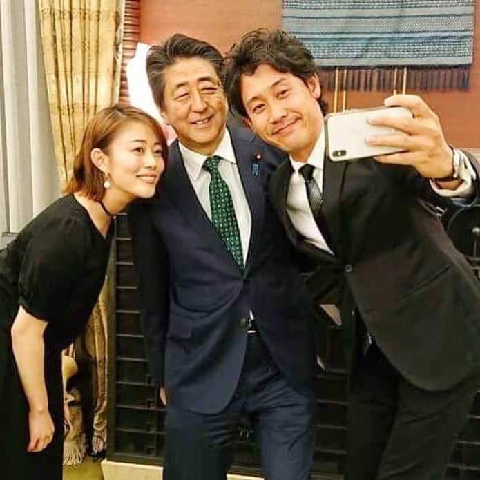 安倍晋三さんのインスタグラム写真 - (安倍晋三Instagram)「先日、映画「こんな夜更けにバナナかよ　愛しき実話」に出演された、大泉洋さんと高畑充希さんのお二人と、御一緒させていただく機会を得ました。  筋ジストロフィーの男性が、ボランティアの方々とともに、自立した生活を送った実話に基づく映画です。年末に映画館で見ましたが、いろいろと考えさせられるとともに、本当に元気がでる映画でした。  撮影の際のご苦労なども伺い、あっという間のひとときでした。お二人のますますのご活躍をお祈りしております。 . #大泉洋 さん #高畑充希 さんと#セルフィー #selfie 📸 #洋ちゃん #充希ちゃん #あべちゃん #映画 #こんな夜更けにバナナかよ 🍌 #鑑賞済み 🎬 #映画好きと繋がりたい #大泉洋大好き #水曜日 に撮りました 👉 #水曜どうでしょう  @shinzoabe  @mitsuki_takahata」5月24日 18時11分 - shinzoabe