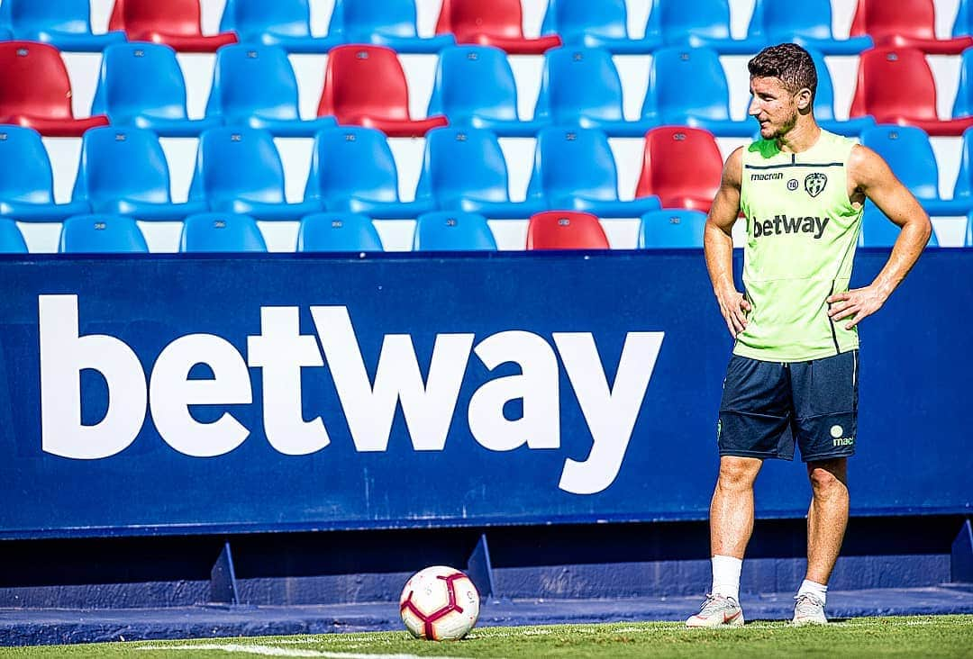 レバンテUDさんのインスタグラム写真 - (レバンテUDInstagram)「Memories 18/19 🎯🐸 ---- #OrgullGranota #MachoLevante #LevanteUD #Laliga #LaLigaSantander #futbol #football #ElClubQuePortemAlCor 💙❤」5月24日 18時11分 - levanteud