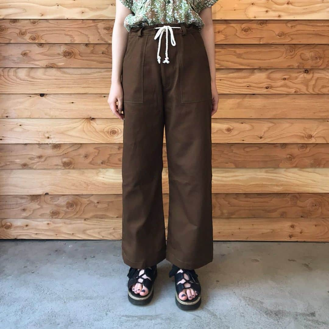 TheSunGoesDownさんのインスタグラム写真 - (TheSunGoesDownInstagram)「【TSGD】  TSGS brown wide pants staff:156cm  前回のWHITEに続いて、 ブラウンのワイドパンツを製作致しました。  ミリタリー&ワークテイストを取り入れ、 適度なバランス感を演出。 肉厚コットン100%を使用しているので 長く愛用でき経年変化も楽しめる一着です。  本日Online storeにも掲載致しました。 店頭でもお取り扱いございますので、 是非見にいらしてください🌿  #tsgd #thesungoesdowntokyo  #vintage #fashion #vintagefashion #vintageclothing #Eurovintage  #usavintage #coordinate#アメリカ古着#ヨーロッパ古着#shibuya#渋谷 #下北沢 #学芸大学 #古着屋 #古着 #大人古着 #東京古着屋#渋谷古着屋 #下北沢古着屋 #学芸大学古着屋」5月24日 18時11分 - tsgd_tokyo