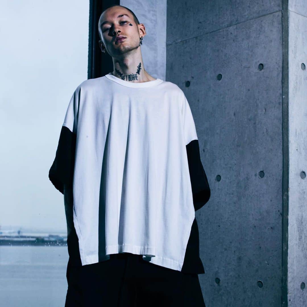 ウィザードのインスタグラム：「2019 S/S COLLECTION ”HUMANOISE SYSTEM”  DOCKING WIDE CUTSEW  50/2 GIZA天竺を使用。 エジプト綿のGIZA糸が肌触りの良いしっとりとした落ち感のあるシルエットを生み出します。 クルーネックのポンチョシルエットに、切り替え部分にオリジナルのナイロン塩縮素材を使用した独特のデザインが施されています。 薄手の塩縮ナイロン素材は軽くしなやかな風合いと着心地の良さを発揮します。 切り替えの袖口にはドローコードで袖口を調節できるギミックもあります。 羽織物として、レイヤードしても長期間にわたって使えるのも魅力です。  In store now  https://wizzard.stores.jp  #wizzard_fac #wizzard #fashion #tokyofashion #streetfashion #fashionphoto #streetwearbrand  #streetwearaddicted #19ss #radiohead」