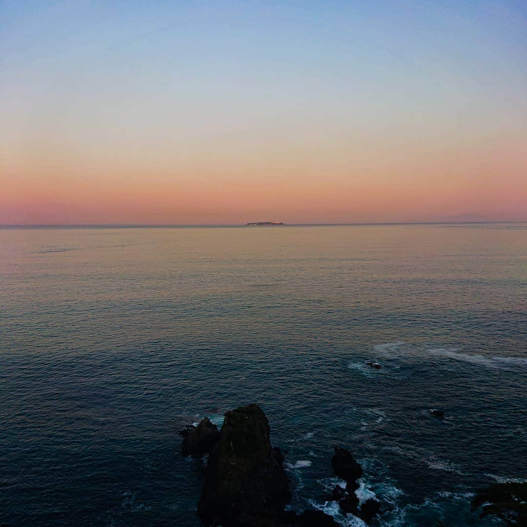 のインスタグラム：「綺麗な夕焼け空✨ 明日も晴れると良いですね🎵 素敵な週末をお過ごしください‼️」