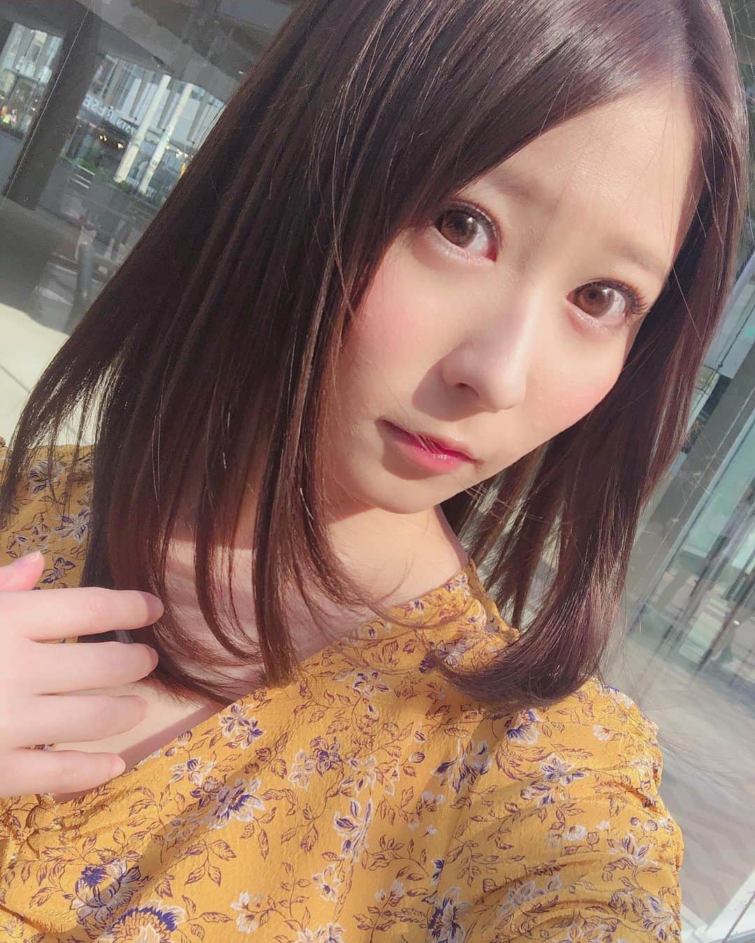 飛鳥りんのインスタグラム：「#髪質改善トリートメント でさらさらツヤツヤにしてもらいました❤️✨ ヘアカラーは、 グレーっぽいオリーブっぽいアッシュ系です🙆🏻‍♀️💕 @takahiro_numa  #髪質改善トリートメント #logshibuya2」