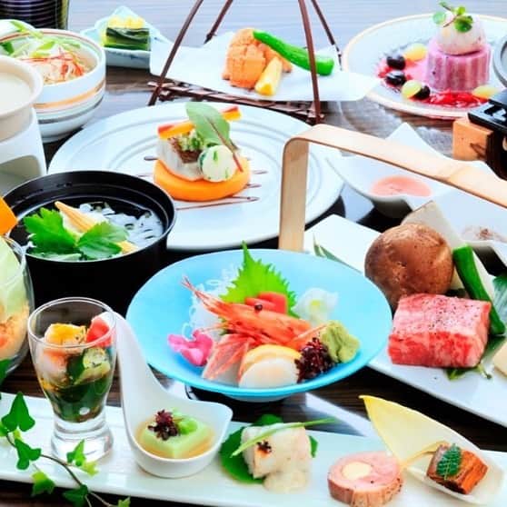 のインスタグラム：「【お盆プラン販売のお知らせ】 皆さまこんばんは、ゆとりろ庵です。 暑い日も増えており、夏の訪れも近づいていますね。 本日は夏先駆け、お盆の早割プラン販売をお知らせいたします。  今年はお盆も長期連休！夏のご旅行に箱根はいかがでしょうか。 ゆとりろ庵のお盆の早割プランは、最上級会席と貸切露天1回無料が付いて特別価格でご案内。  こちらのプランは公式サイトで先行販売しております。夏の箱根旅にぜひ『ゆとりろ庵』をご利用くださいませ。皆さまのご来館を心よりお待ちしております。 ※写真はイメージです #ゆとりろ庵 #箱根温泉 #箱根 #強羅 #箱根旅行 #温泉 #温泉旅行 #旅館 #夏旅  #夏休み #お盆 #会席料理 #温泉女子旅 #桜 #お花見 #家族旅行 #箱根旅 #japan #hakone #onsen #japantrip #summervacation #summer #goura」