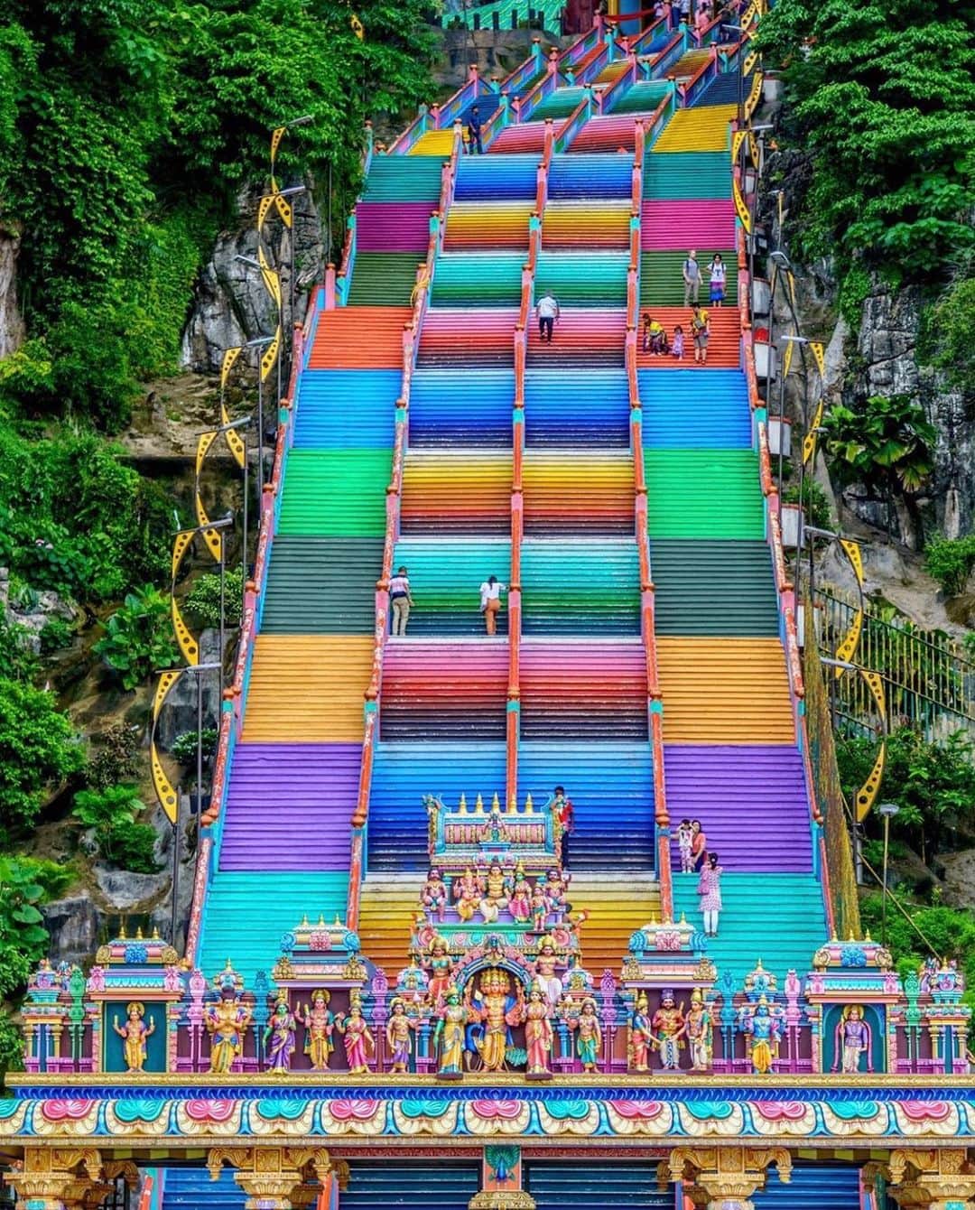 aumoさんのインスタグラム写真 - (aumoInstagram)「【#バトゥ洞窟×#マレーシア旅行】 . マレーシアのクアラルンプール近郊にある「#アンベール城」にて撮影されたお写真📸 色鮮やかな寺院は、写真映えも抜群😳！ . Credit：@aoijapan7 さん 素敵なお写真をありがとうございます！ . あなたが撮影した素敵な写真に 「#aumo」を付けて教えてください♡ あなたの投稿が明日紹介されるかも♪ . aumoアプリは毎日配信！おでかけや最新グルメなどaumo読者が気になる情報が満載♡ ダウンロードはプロフィールのURLから✔︎ (iPhone&Android版) . . #🇲🇾#マレーシア旅行#マレーシア観光#ジャイプール #マレーシア🇲🇾#インスタ探検隊 #女子旅#絶景#絶景スポット#旅 #風景写真#旅人の交換日記#ダレカニミセタイケシキ #東京カメラ部 #カメラ女子部#東京カメラガール#旅行好き#旅好きの人と繋がりたい#カメラ撮ってる人と繋がりたい#あなたとみたい景色#フォトジェニック」5月24日 18時22分 - aumo.jp