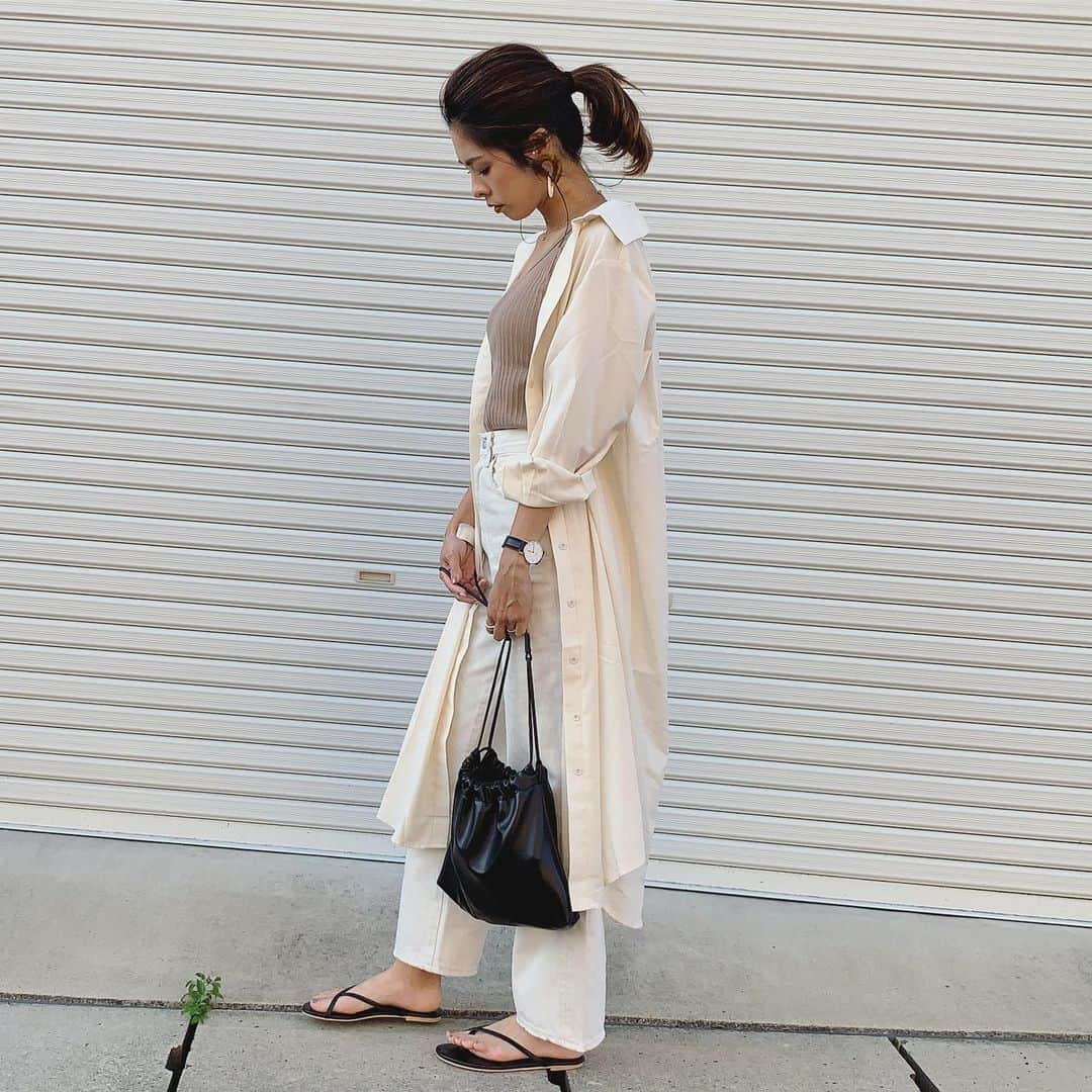 mocchiのインスタグラム：「2019.05.24 こんばんは🌝 ・ ・ 今日めっちゃ暑かったーーーー ・ 日焼けやばいね。 ・ ・ すでに運転焼けで右腕のが黒い💪🏾 ・ ・ ・ 今日、こども園で小春の誕生日会があってね。 ・ ・ お誕生日の子達1人ずつ、今ハマってる事を順番に聞いてたんだけど ・ ・ まず1人目 👧🏻鉄棒です！ ・ 2人目 👦🏻サッカーです！ ・ 3人目 👧🏻どろんこ遊びです！ ・ 小春 👧🏻テレビの幽遊白書です！ ・ 1人だけめっちゃインドア。 ・ ・ ・ え、待って。 ・ なんかめっちゃ家でテレビばっか見せてる親みたいやん← ・ ・ ・ 気まづかったーーーー💭 ・ ・ ・ @fifth_store の#バックギャザーロングシャツワンピース 今の時期に羽織りとしても使えて めっちゃ可愛いー♡ ・ ・ #fifth #fifthtl #フィフス ・ #fashion #ootd #outfit #code #coordinate #style#stylepoint#instafashion#instagood  #instalike#ファッション#コーディネート#コーデ#プチプラ#プチプラコーデ#今日の服#春夏コーデ#今日のコーデ#ママコーデ#ママファッション#プチプラファッション#オトナカジュアル#大人コーディネート#大人ファッション#シンプルコーデ」