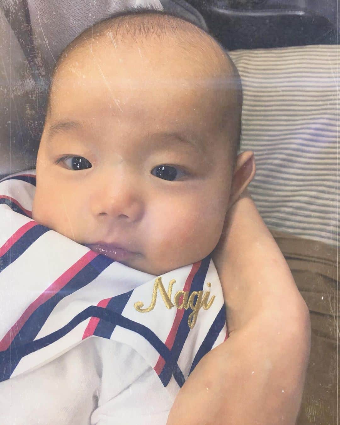 平山奈美のインスタグラム：「名前入りのスタイを貰ってご機嫌👶🏻 . @marlmarl_tokyo のスタイは生地が2枚になってて吸水性も速乾性も最高◎ そしてなにより、まぁるい形だからスタイあるあるのマントにならない。笑 最近よく動いてよだれの多い凪くんにぴったり🤤🤤 @hoyan0527 ありがとう。 . #平成31年産まれ #男の子ベビー #男の子ママ  #新米ママ #笑顔  #生後3ヶ月 #赤ちゃんのいる生活 #ママ #ママリ #スタイ #よだれかけ #マールマール #刺繍  #marlmarl #marlmarl_cd #baby #boy #mama #smile #happy #cute #3months #love #bye #mylove」