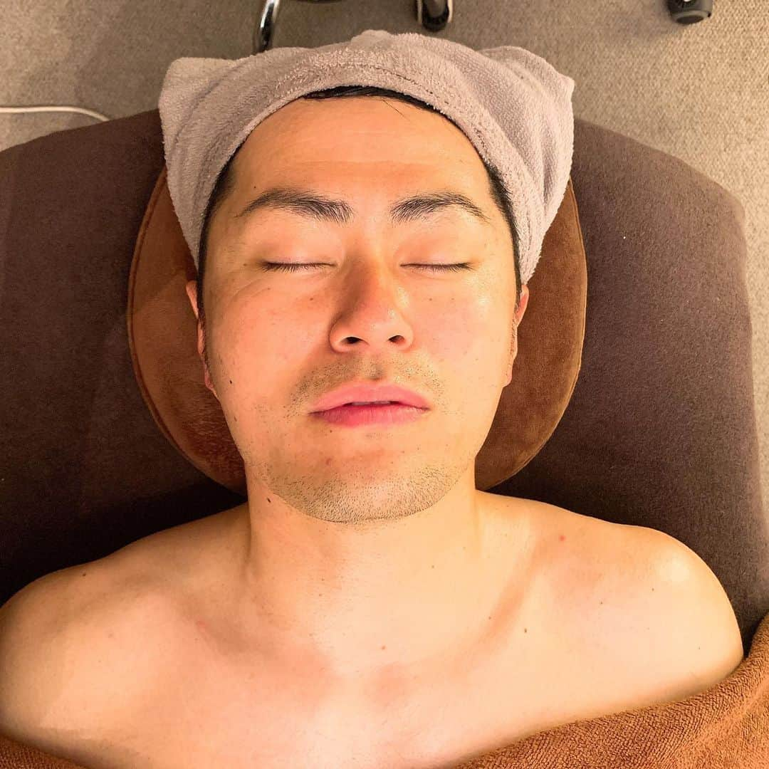 梅村賢太郎さんのインスタグラム写真 - (梅村賢太郎Instagram)「5枚あります 是非スワイプを 4枚目は顔右半分だけリフトアップしたもの 1枚目before  5枚目after お得情報！50パーセントoffだって！？ 小顔になってる！！ 南堀江の隠れ家サロン @maison_de_mimi0507  で人生初のエステを受けました☺︎ 大阪難波からすぐの南堀江オレンジストリートにあるナイスなエステ！  会員制&ご紹介制サロンなのでご新規受付は基本していないそう、、、 でも！！6月7月は僕のインスタを見てのご予約はOKということ！！（女性限定）  しかも！【梅割❤️】で全メニュー初回は通常価格から【50パーセントオフ】に✨ やばー！（笑）  エステ以外にも岩盤浴、脱毛など様々なメニューがあります！ メゾンドゥミミさんにDMから問い合わせてみて下さい☺︎ #エステ #小顔 #リフトアップ #ラフ次元 #maison_de_mimi #メゾンデミミ #マイソン じゃないよ #バイソン じゃないよ #インスタライバー #スーパーインスタライバー #配王神」5月24日 18時24分 - rahujigenume