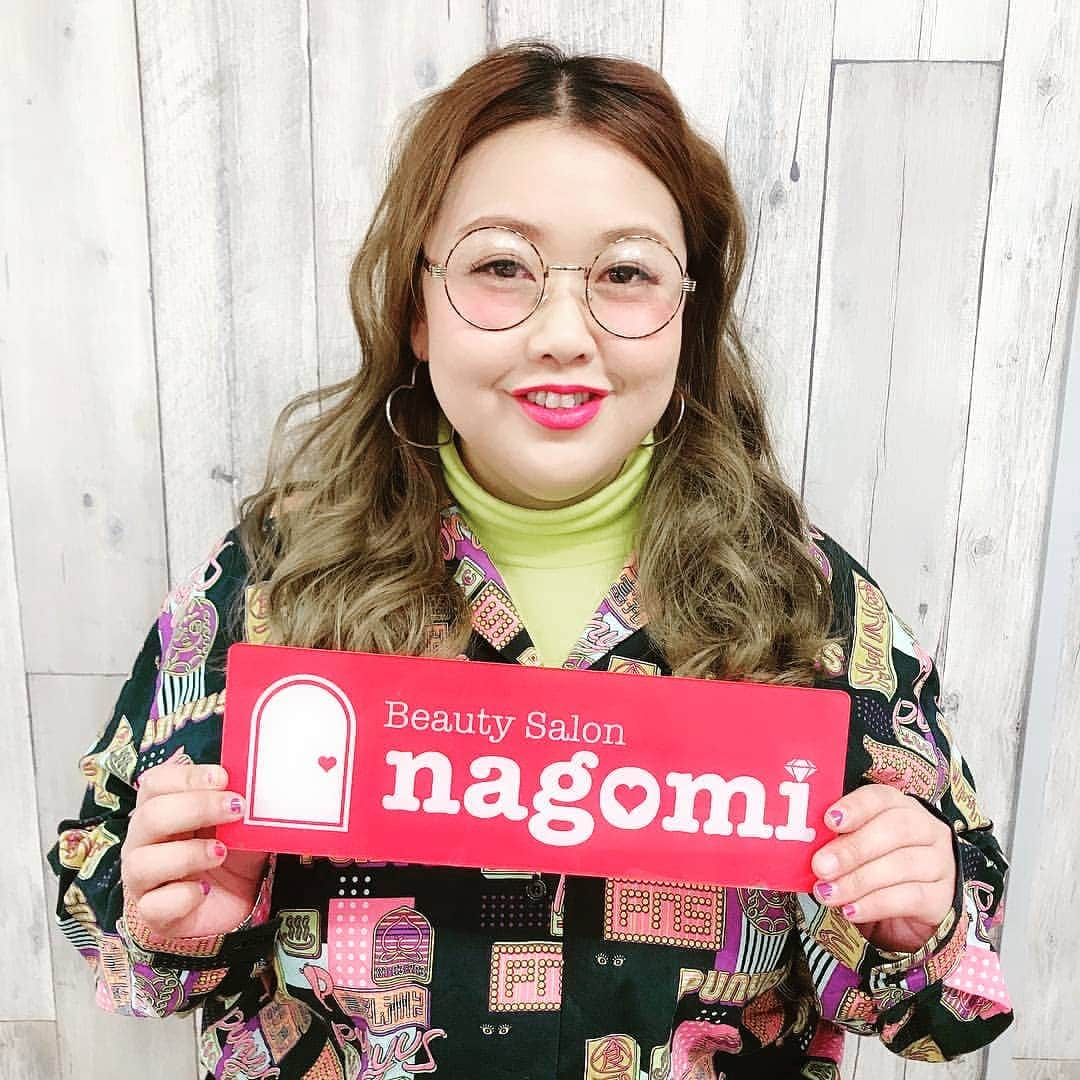 ミナコさんのインスタグラム写真 - (ミナコInstagram)「#beautysalonnagomi にて久々のマツエク❤❤ つけ放題で140本ついてます@beauty_salon_nagomi 渋谷店  私の姉@kanagongongon のお店です💚💚💚 ヘアメイク、着付け、マツエク色々ありますので是非おすすめです💚💚💚💚 東京都渋谷区道玄坂１-18-4和田ビル303 https://beauty.hotpepper.jp/kr/slnH000244007/map/  #マツエク #beautysalonnagomi  #渋谷 #自己メンテ #時短メイク #ヘアメイク #punyus#プニュズ#plusmodel #plusfashion #curvyfashion #curvywomen #curvy#棉花糖女孩#肉肉女 #plussize#ぽっちゃり#ぽちゃコーデ#ぽちゃかわ#激ぽちゃ#ミケポ#デブカワ#ぽっちゃり好きと繋がりたい#デブ女#巨尻#メイク#古着#ヴィンテージ#カラフル#派手#」5月24日 18時25分 - mi7kooooo