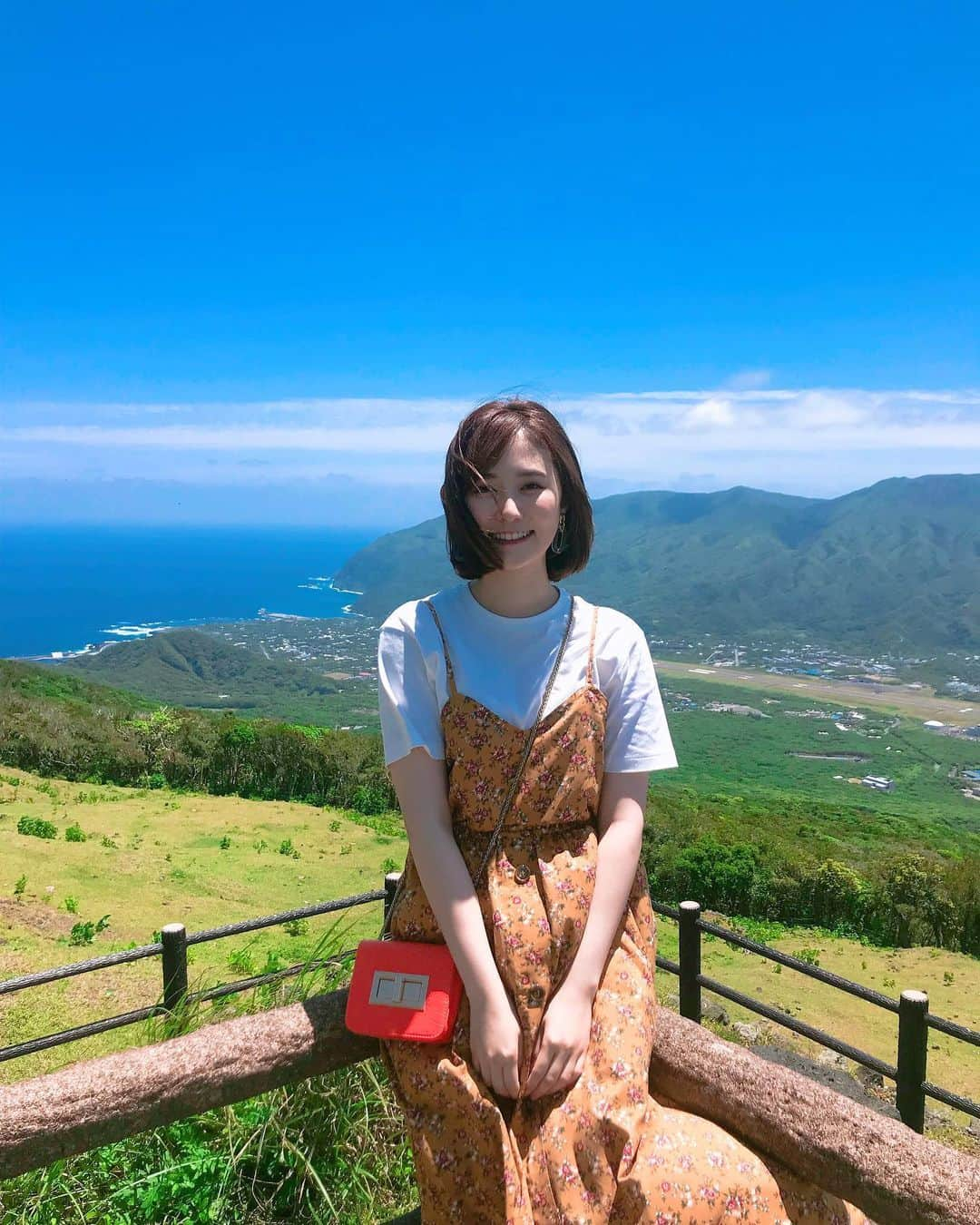 まつきりなさんのインスタグラム写真 - (まつきりなInstagram)「東京の島のPR撮影でした〜！！🗻﻿ 島の撮影は去年に引き続きで嬉しいです、、！﻿ ﻿ 今回初めましてだった宇佐くん（19）﻿ 若いのにしっかりしとるわ。。﻿ 私の姉貴感（22）﻿ ﻿ 旅のお仕事は色んな刺激があって大好きです。 今回の撮影の詳細はまた載せるネ🚢 お楽しみに！ #八丈島」5月24日 18時26分 - matsuki_rina