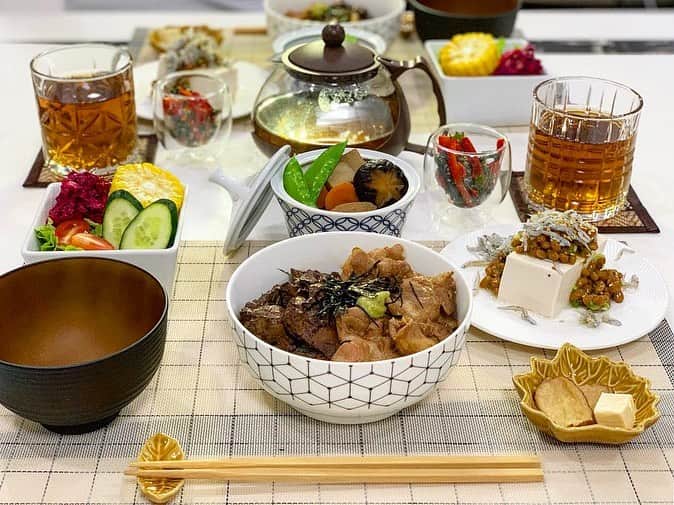 中村明花 Foodさんのインスタグラム写真 - (中村明花 FoodInstagram)「#タイで作る夜ご飯☺︎﻿ ﻿ ▫️レバーと豚肉のひつまぶし﻿ ▫️高野豆腐の煮物﻿ ▫️赤パプリカとワカメの酢の物﻿ ▫️納豆としらすの冷奴﻿ ▫️ビーツのサラダ﻿ ▫️いぶりがっことチーズ﻿ ﻿ 豊富な鉄分とたんぱく質が補えるうえにカロリーが低く栄養価の高いレバー。﻿ ﻿ 牛、豚、鶏で違う特徴があるのですが、﻿ 疲労回復には豚レバーを選ぶといいですよ🐷﻿ 細貝家ではレバーを買う時ははぼ豚です。﻿ ﻿ そして、大事なのがビタミンCと一緒に食べること！﻿ 吸収率が一気に上がります❁﻿ ﻿ ﻿ ちなみに、﻿ ひつまぶしは〝夫婦のきずなごはん〟では鶏のひつまぶしとしてレシピを掲載しています☺︎﻿ 鶏肉を、レバーと豚モモ肉に変えただけ♪﻿ ﻿ ご参考になりますように♡」5月24日 18時27分 - sayaka_nakamura_food