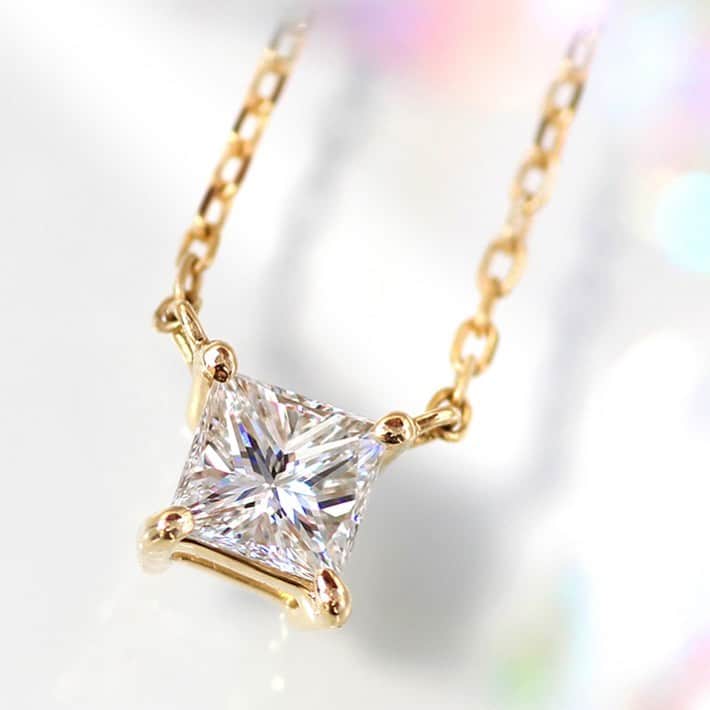 BIZOUX BRIDAL | ビズーブライダルのインスタグラム：「. ダイヤモンドの美しさを存分に感じられる「セラム」。 . プリンセスカットのダイヤモンドは凛とした美しさを放ち、コーディネイトに高級感を出してくれます。 . これからの季節、夏の太陽がデコルテに輝くネックレスを照らしてくれますよ。 . . #bizoux #ビズー #bizouxbridal #ビズーブライダル #結婚指輪 #マリッジリング #marriagering #エンゲージリング #婚約指輪 #engagementring #ブライダル #bridal #ダイヤモンド #ネックレス #diamond#プロポーズ #サプライズ #婚約 #結婚 #プレ花嫁 #花嫁 #結婚準備 #花嫁準備 #プレ花嫁さんと繋がりたい」