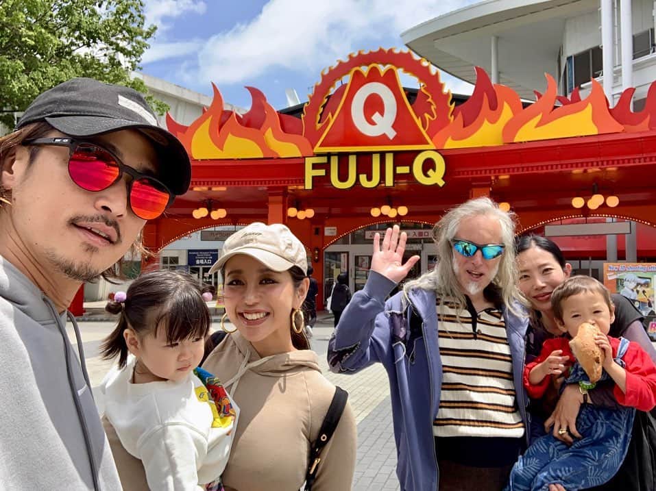 PINKYのインスタグラム：「Happy reunion with Westwood family👪👨‍👩‍👧🌈💖 . 大好きなウエストウッドファミリーと日本で嬉しすぎる再会！🥰❤️✨ . 写真は恥ずかしがる子供達も、会えてニッコニコだった👧🏻👦🏼💕 ・・・ ・・・ #love #happy #family #mamalife #babygirl #1歳11ヶ月 #parentslife #husbandandwife #トーマスランド #富士急ハイランド #familyreunion」