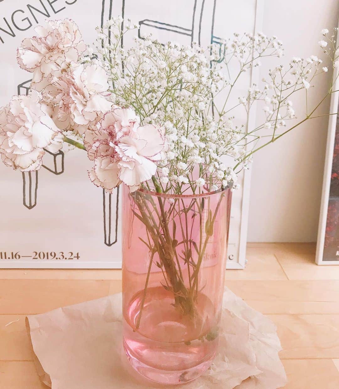 Sachiさんのインスタグラム写真 - (SachiInstagram)「🐇♡ . . 同系色でまとめる感じが好き。 1本でもいいからお花を買いたい。 偏頭痛がひどい時は明るい色のお花を買います。 (いきなりw) よくなるよ。powerなんだょ。🤲🏻🌏 . #mood#lifestyle#life#flower#power  #pink#loveandpeace  #sachiのitemたち  #sachiのflowermarket」5月24日 18時33分 - sattyyyyy