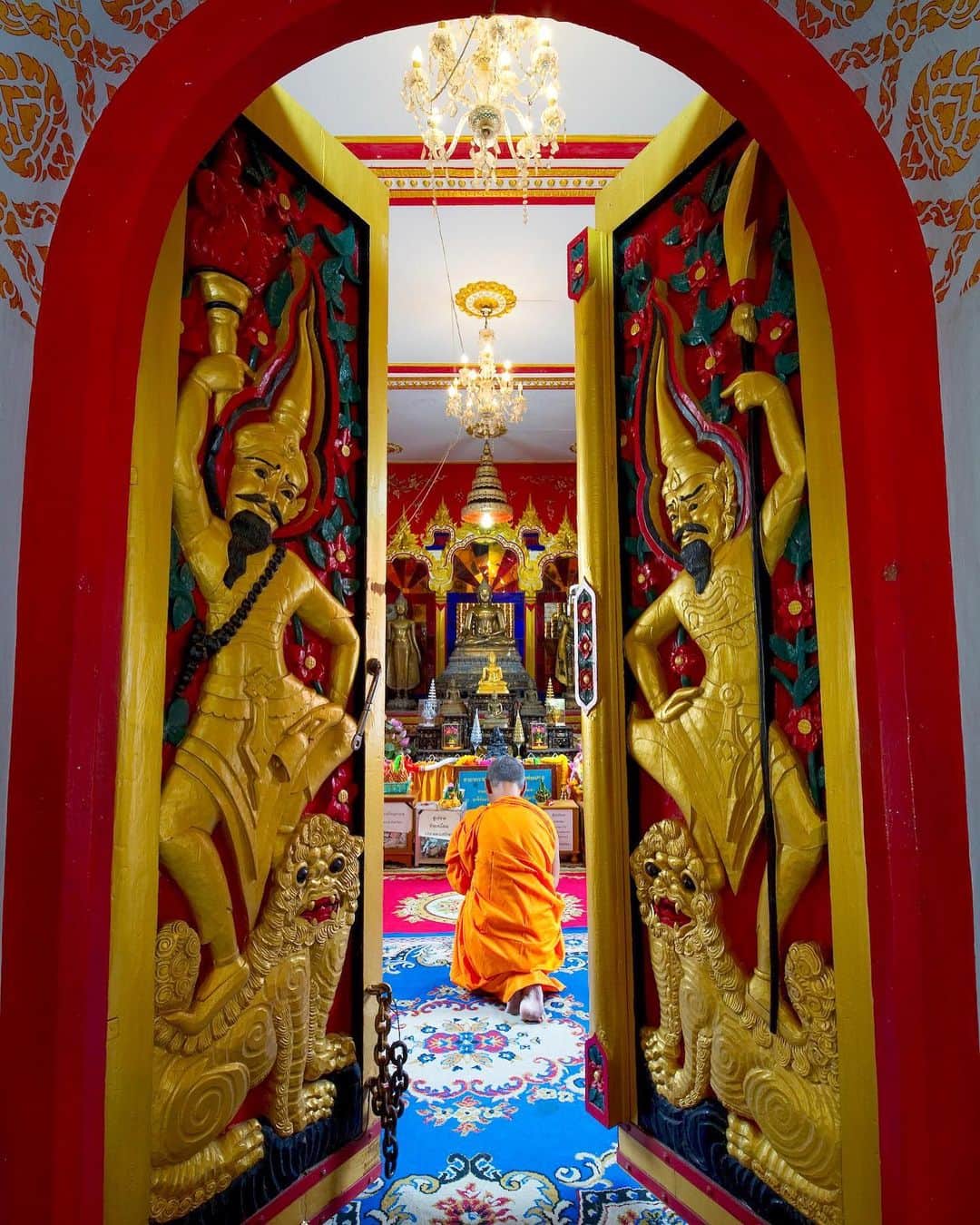 タイ国政府観光庁さんのインスタグラム写真 - (タイ国政府観光庁Instagram)「今週も1週間お疲れ様でした✨﻿ ﻿ タイ北部・ウッタラディット県の寺院「ワット・タータノン」の写真をお届けします📸﻿ ﻿ 僧侶が祈りを捧げるのは、この辺りで最も神聖な仏像であるルアン・フォー・ペット像です🙏﻿ ﻿ 皆様、よい週末をお過ごし下さい😊﻿ ﻿ #お疲れ様でした #タイ #ウタラディット #ワットタータノン #タイ寺院 #お寺巡り 3仏像 #僧侶 #タイを知りつくす #タイ旅行 #旅好きな人と繋がりたい #旅行好きな人と繋がりたい #thailand #uttaradit #watthathanon #temple #monk #amazingthailand #thailandtravel #thailandtrip #thai #thaistagram #lovethailand #localexperience #thainess」5月24日 18時34分 - amazingthailandjp