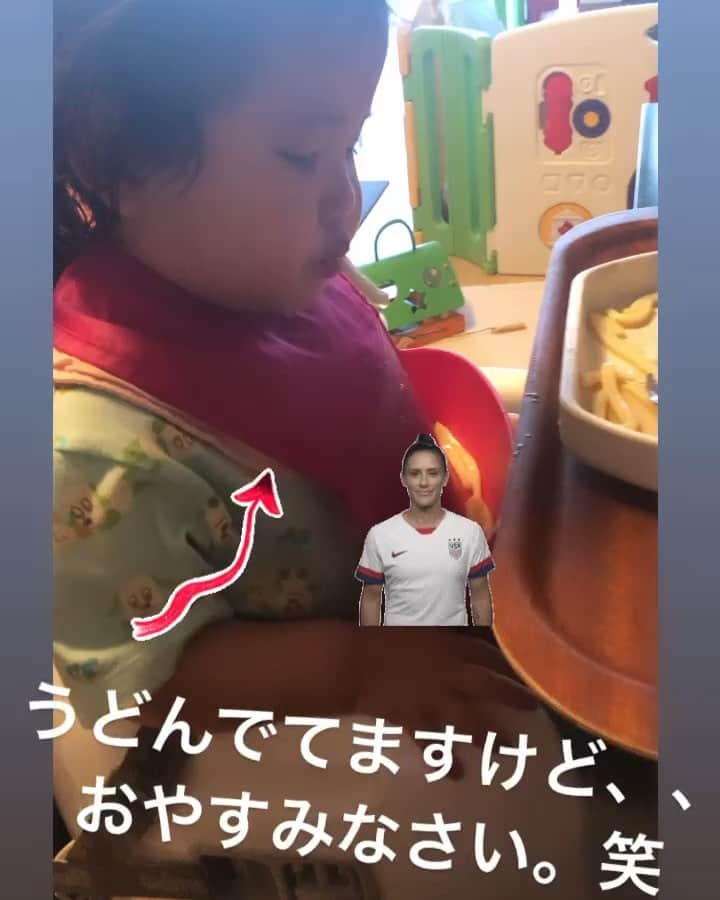 ユイ（YUI）のインスタグラム：「限界超えて起きてると寝ると食べるを同時にできることを、、、知った。  今日は、昼寝をしないで私の両親に遊んでもらったから、親が帰って、あっとゆう間に力尽きた。  楽しかったのね〜〜 #食べながら寝る#うどん#口から#こんにちは#おやすみなさい #楽しかったね#ゆっくり寝てね#楽しい一日#ままり」