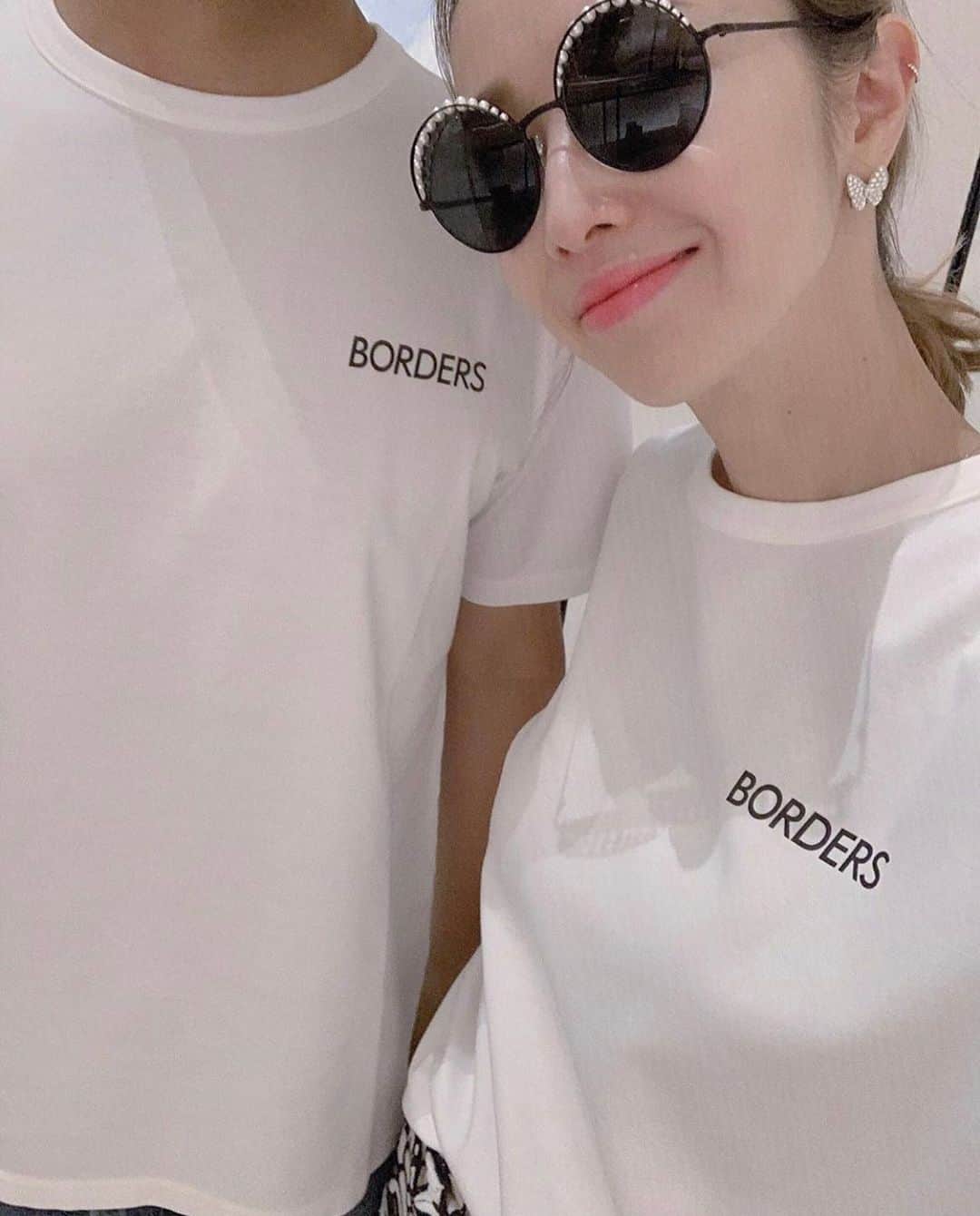 BORDERS at BALCONYのインスタグラム：「@akinyc さん、ありがとうございました！ご夫婦でお召の@bordersatbalcony_official 「BORDERS TEE」 本当に素敵です。⠀⠀ ⠀⠀ 「BORDERS TEE」は @bordersatbalcony_official のオリジナルヴィンテージ・ロゴTEEです。生地はしっかりした厚手コットンを使用しています。一枚一枚染めてから、ヴィンテージ加工を施しております。女性でもボーイッシュにコーディネートしてほしいので、サイズ感はボーダーズ初のユニセックスサイズになっており、３８サイズがメンズのSのイメージです。身頃とロゴの色が１つずつ違うので、お好みのものを見つけてください！」
