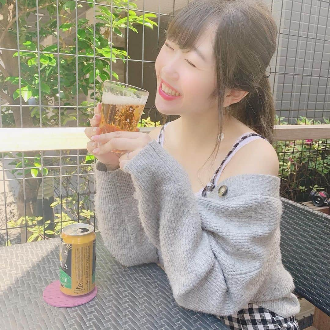 ericaさんのインスタグラム写真 - (ericaInstagram)「昼からビール🍺そしてハンバーガー🍔最高か😭💓﻿ ﻿ 三軒茶屋にあるハラカラ。は、素材の味を重視しているお店で、ケチャップやマヨネーズが一切入ってないハンバーガー👀﻿ ﻿ 野菜モリモリ、パティのジューシーな味がダイレクトに感じられるハンバーガーでした💯アボカドもチェダーチーズもしっかり入ってて最高🥑🧀 ﻿ ﻿ クラフトビールも種類豊富で、気づいたら痴女みたいな格好で昼からほろ酔いしちゃいました😰しっかりして😰  #三軒茶屋 #三軒茶屋グルメ #ハンバーガー #アボカドバーガー #アボカドチェダーチーズハンバーガー #ハラカラ #ハラカラバーガー #ビール #クラフトビール #よなよなエール」5月24日 18時37分 - dngnchan