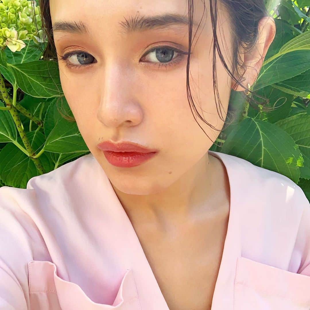 信近エリのインスタグラム：「.﻿﻿ 今日は夏日でしたね🌞﻿﻿ 色々試した結果、お薦めの日焼け止めをシェアします！﻿﻿ 百貨店で、ドラッグストアで、﻿﻿ 店頭やサンプルで、﻿﻿ 20種類ほど試した中で私はこれが1番好きだった！﻿(2枚目へスワイプ👈)﻿ ﻿﻿ ELIXIRの 「day care revolution SPF30」﻿﻿ ﻿﻿ つけ心地最高です。乳液感覚でしっかりブロック。﻿ ﻿ 強い日差しの中、長時間野外で過ごす日以外、﻿﻿ 普段使いはSPF30ほどに抑えたいですよね。﻿﻿ ﻿﻿ 更に詳しい記事は、プロフィールリンクからブログへ💁‍♀️﻿﻿ ﻿﻿ Link in Bio﻿ #のぶちか推し事」