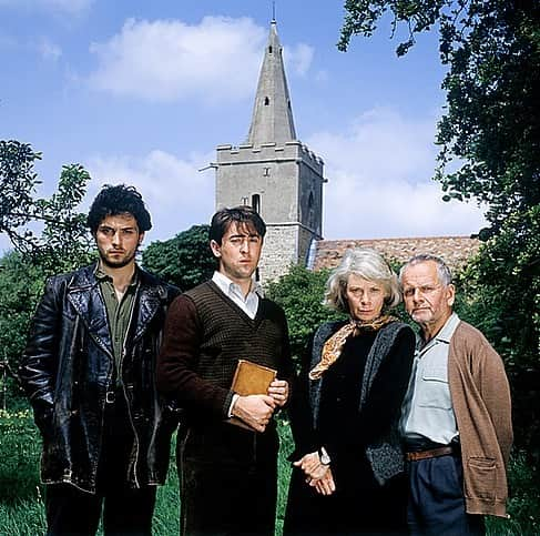 アラン・カミングさんのインスタグラム写真 - (アラン・カミングInstagram)「Filming The Last Romantics with Rufus Sewell, Sara Kestelman and Ian Holm. Cambridge 1991 #fbf」5月24日 18時41分 - alancummingreally