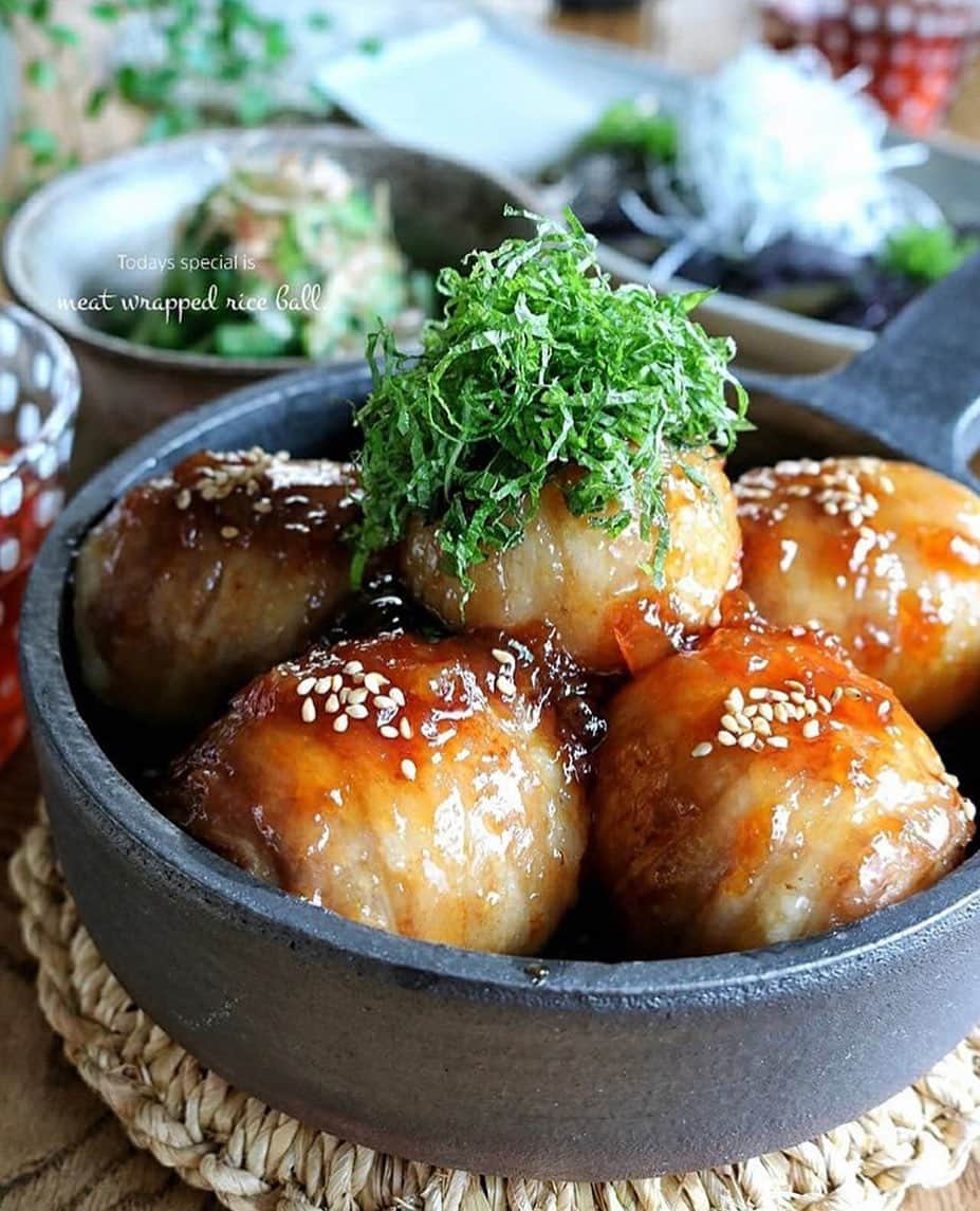 Locariのインスタグラム：「夜ごはんの1品は「梅だれ肉巻きおにぎり 」で決まり！ 献立に悩んだらぜひ @ryoya.saya.h_h さんのインスタグラムを参考にしてみてください♡ ． ．  photo by @ryoya.saya.h_h さん ． ．  #おうちごはん #うちごはん #グルメ #ごはん#食卓 #料理 #グルメ #手料理 #ワンプレート #クッキング #献立 #作り置き #今日のごはん #おうちカフェ #暮らしを楽しむ #豊かな食卓 #クッキングラム #カフェスタグラム #おうちごはんlove#ワンプレート」