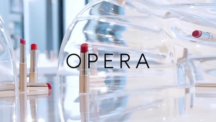 平木愛美のインスタグラム：「唇から、はじまる。  世界観がリニューアルされた、new opera♡  １０２年の歴史のあるオペラ。日本でのスティックリップの始まりも、色んなカラーの'カラフル'という言葉の流行もオペラが生み出したんだって。  今回新しくなったOPERAは  大人っぽさも、可愛さも、おしゃれさも、無理なく、ほどよく"ちょうどよく"そんなふうによくばりに♡  自由な空のもとで、みずみずしく艶やかに 虹のプリズムのようにきらきらと  自由で、多面性のある、そして他者承認でなく自己承認。  唇から、ときめく。自分らしく、自身をもつ。  素敵なテーマがたくさん詰まっていました。  パッケージも一新され、さらに可愛く、品よく、私もとってもお気に入りです♡  唇にのせるとじゅわっと色づき、しっかり続く発色も大好き。 高発色のなかにある透明感と透け感がなんとも言えない、きゅんとする唇に。  新作の限定色カラーもとっても可愛かったよ♡  #operacosmetics #new_opera #pr」