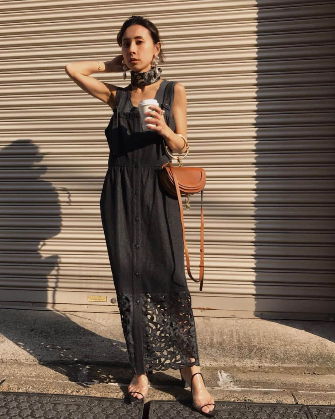 黒石奈央子さんのインスタグラム写真 - (黒石奈央子Instagram)「あめりふく . CUT WORK INDIGO DRESS ¥19400+tax 5/28 MEDI ELABORATE TANK ¥7400+tax 5/28 サンダル  6月 . . 人気になりそうな予感しかしないカットワークのデニムドレス😍 裾のレースカットワークがポイントです！ .  @ameri_shinjuku @amerivintage @ameri_daikanyama @ameri.shinsaibashi #ameri#amerivintage #fashion #coordinate#ootd#outfit#osanposnap #705_outfit #大人ファッション #大人コーディネート #大人スタイル #modestyle #modefashion#modecasual」5月24日 18時44分 - blackstone705