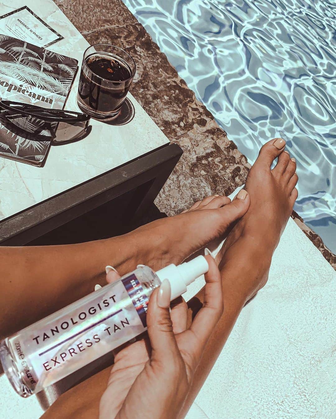 ルー・ティーズデールのインスタグラム：「I always add a mist of the @tanologisttan water when I’m lying out to add glow whilst wearing a higher factor to keep my skin protected. It’s clean and clear so doesn’t make a mess! 💦🥥」