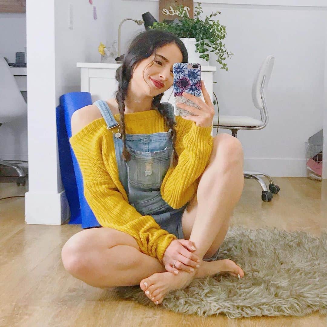 Sarah Ramadanさんのインスタグラム写真 - (Sarah RamadanInstagram)「swipe to understand why I'm sitting on the floor🥴😂 ⠀ because of this little hot chilli pepper glute workout! 🌶😅 🍑 ⠀ lately my focus has been to increase the variety in my workouts, utilize bands for extra resistance, and play around with different stances to help isolate my harder-to-wake-up muscles🙃 ⠀ 💪🏼full workout: ⠀ 1️⃣staggered stance glute bridge: 3x10 2️⃣banded american deadlift: 3x12 3️⃣ss: barbell good morning + barbell reverse lunge: 3x10;3x10 4️⃣kettlebell swings: 3x15 5️⃣kettlebell froggy pumps: 2x30 6️⃣ss: banded quadruped hip extension + banded straight leg hip extension: 3x12; 3x12 ⠀ #fitnessmotivation #gluteworkout #fightforgrowth #legworkout #healthadvocate #selfloveadvocate ⠀ Song: Save Me - COASTR. Mashup」5月25日 5時43分 - fightforgrowth