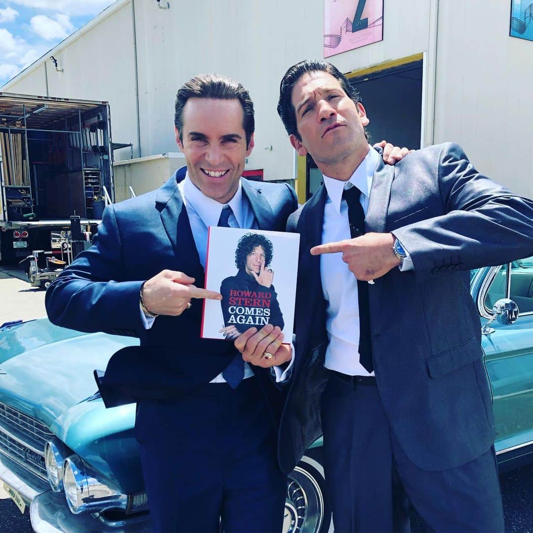 ジョン・バーンサルさんのインスタグラム写真 - (ジョン・バーンサルInstagram)「@sternshow #howardsterncomesagain Get This Book!」5月25日 4時16分 - jonnybernthal